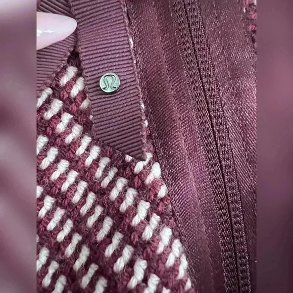 Lululemon On The Go Scarf Poncho
Merino Wool Bordeaux Drama OS - Picture 5 of 7